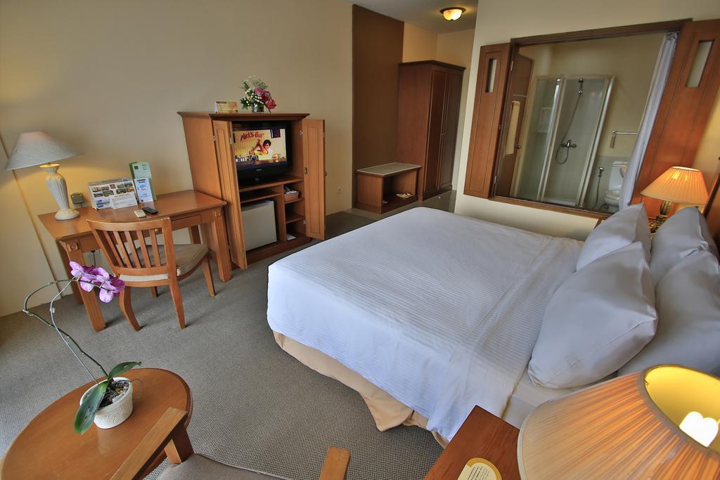 The Jayakarta Suites Bandung Bilik gambar